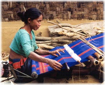 腰機（こしばた）で布を織る（バングラデシュ）